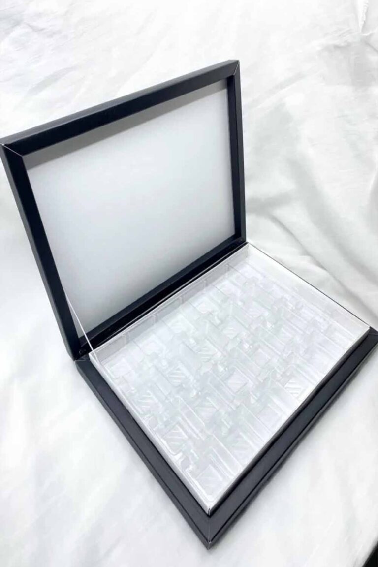 SİYAH 24'LÜ ÇİKOLATA KUTUSU 23X31 CM