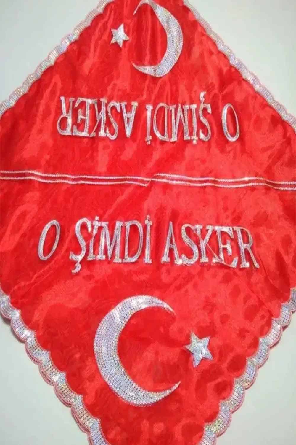 kırmızı o şimdi asker